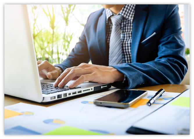 Prawnik prezentujący wygraną sprawę klientowi