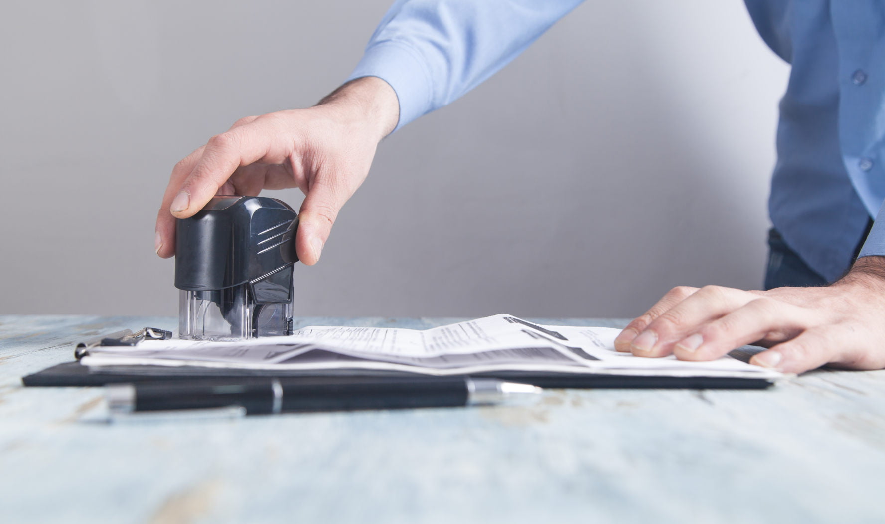 Czy komornik może ściągać dług z rodziny?