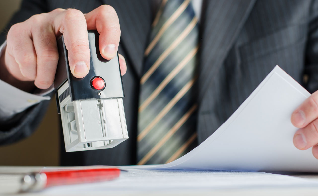 Zajęcie konta przez komornika. Co robić?