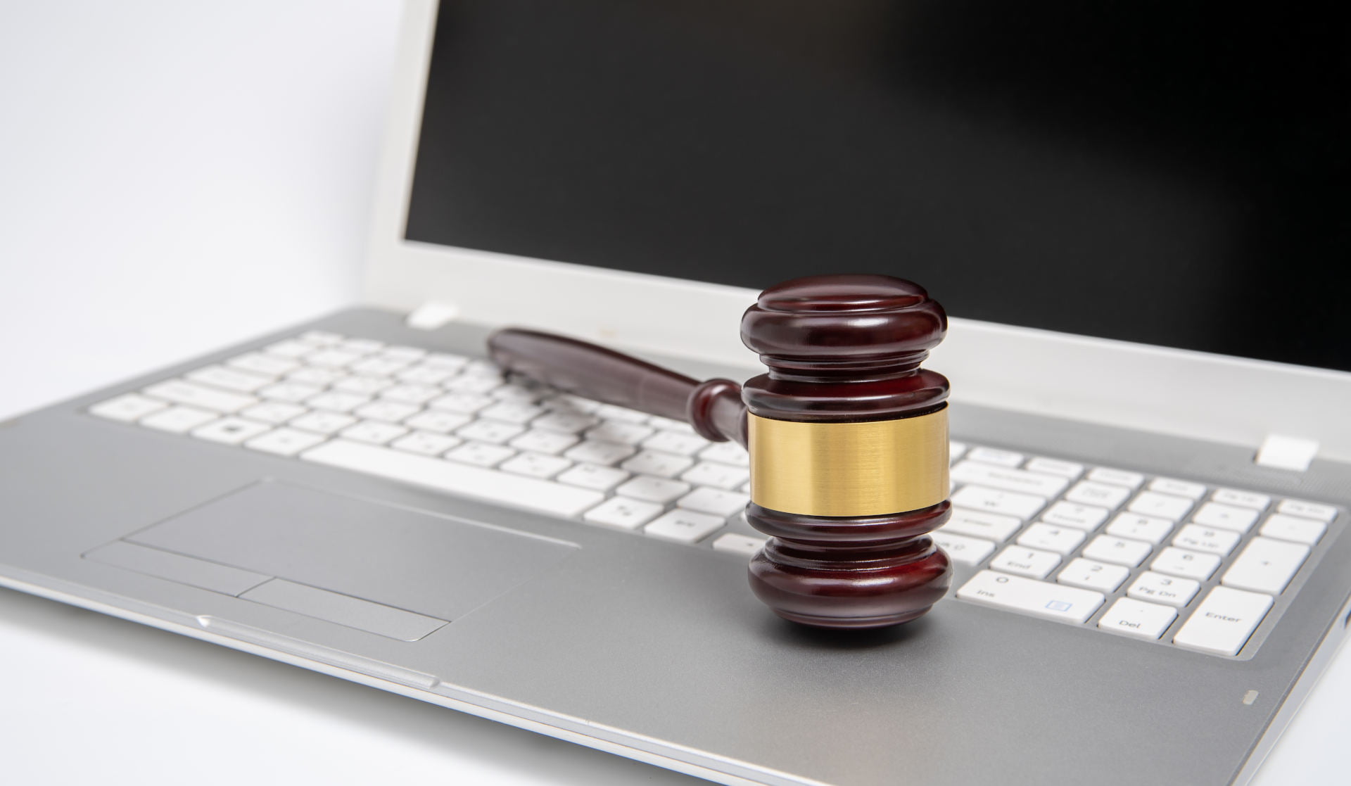 Wezwanie do sądu a praca. Co z wynagrodzeniem za czas nieobecności w pracy?