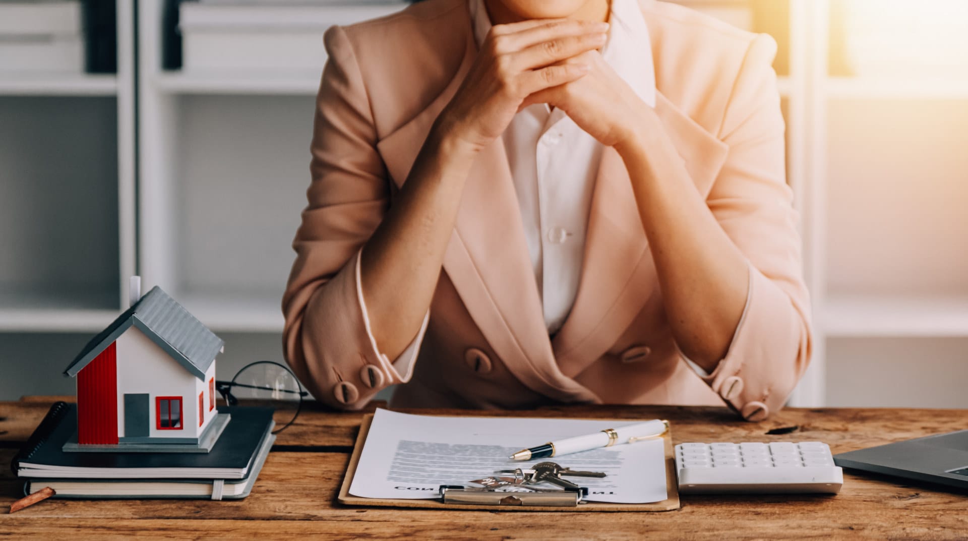 Sprzedaż mieszkania z kredytem: jak uniknąć błędów i kosztów [2025]