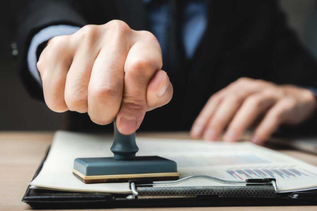 Czy firma windykacyjna może oddać sprawę do komornika