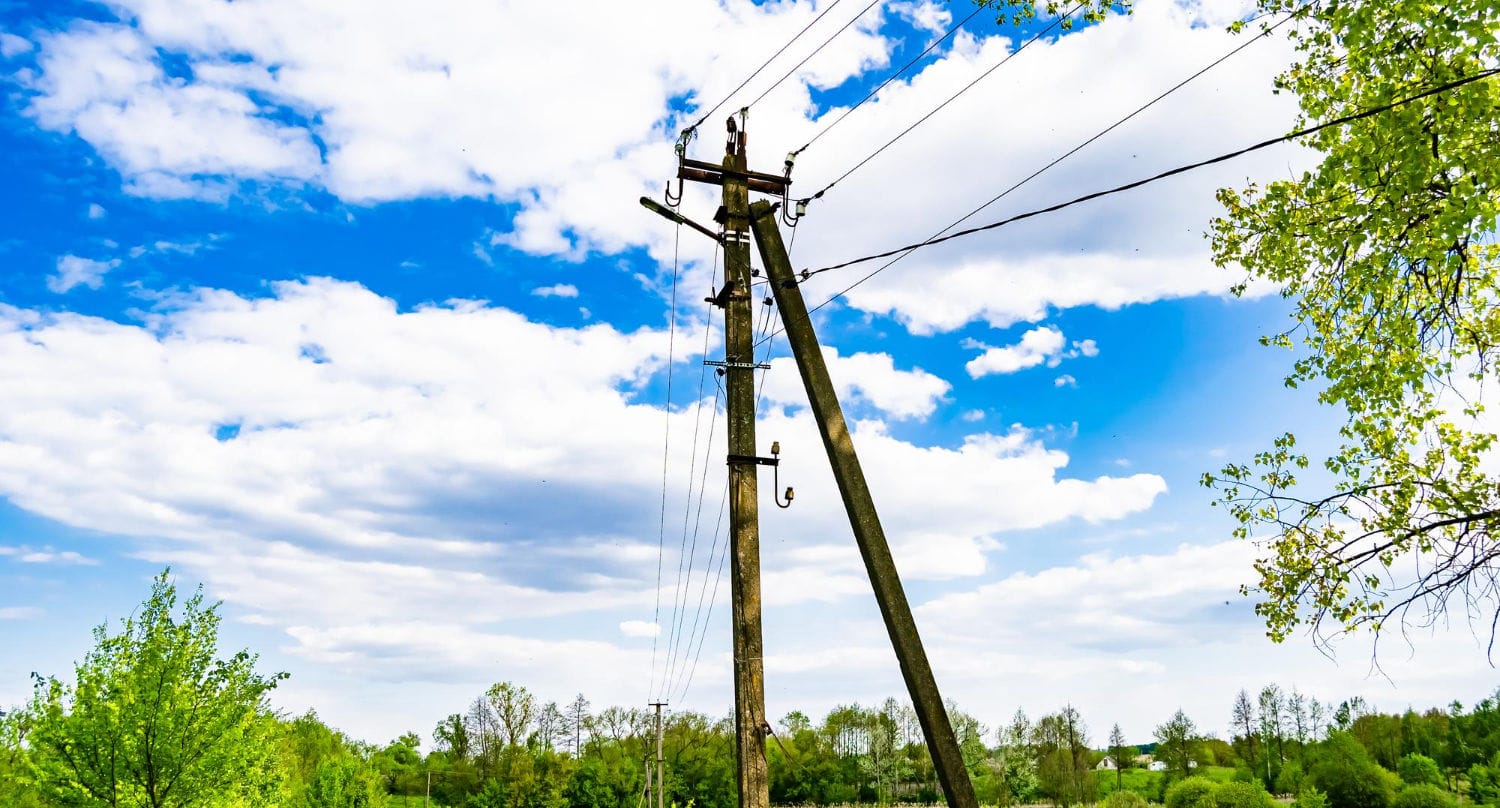 Słupy energetyczne na tle nieba — służebność przesyłu